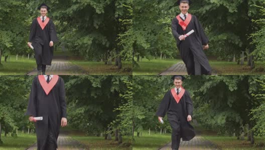 16、笑嘻嘻的青年穿着学院装走着跳着，走向未来的成功之路高清在线视频素材下载