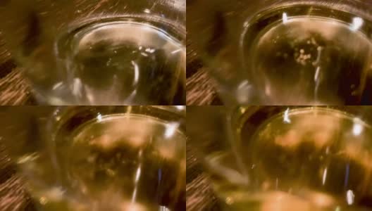 金色琥珀啤酒啤酒灌满一个杯子特写高清在线视频素材下载