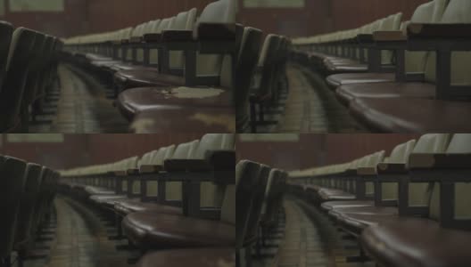 空荡荡的剧院大厅里没有人，破旧的椅子由损坏的椅垫制成，需要修复高清在线视频素材下载
