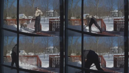 50岁的白人白人男子在冬天下雪后清理门廊上的雪。加速timelapse-style视频。高清在线视频素材下载