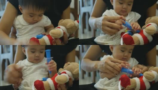 宝宝和圣诞熊玩医生游戏高清在线视频素材下载