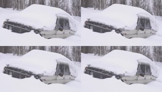 那辆旧汽车上到处都是雪高清在线视频素材下载