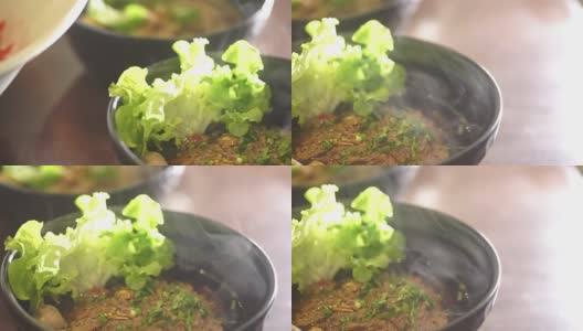 肉丸汤面:在黑碗里蒸出的热汤。高清在线视频素材下载