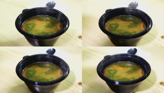餐馆里传统的冬阴面汤的特写。4 k高清在线视频素材下载