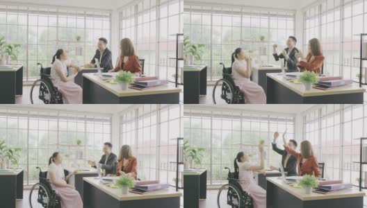 轮椅上的残疾女商人和商业团队合作高清在线视频素材下载
