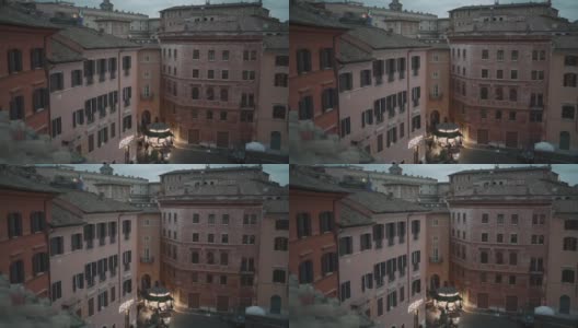 罗马美丽的广场纳沃纳，日落后行人经过，雨后，高角度拍摄。高清在线视频素材下载