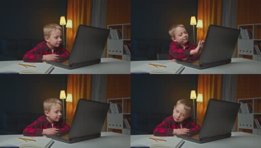学龄前儿童使用笔记本电脑在家进行在线教育。孩子们喜欢在网上做作业，回答电子设备屏幕上的问题。高清在线视频素材下载