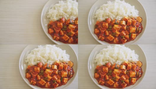 麻婆豆腐——传统的四川菜，用丝豆腐和碎牛肉，用辣椒油和花椒混合而成的麻辣味——亚洲菜式高清在线视频素材下载