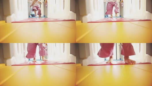 HD: Baby Girls是在人行道上行走的玩具高清在线视频素材下载