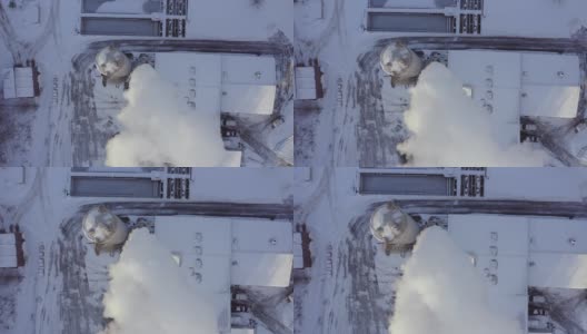 瑞典斯堪的那维亚一个阳光明媚的冬日里，发电厂的烟囱里冒着污染的浓烟发电高清在线视频素材下载