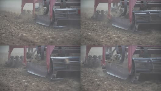 拖拉机耙棕色的土地高清在线视频素材下载