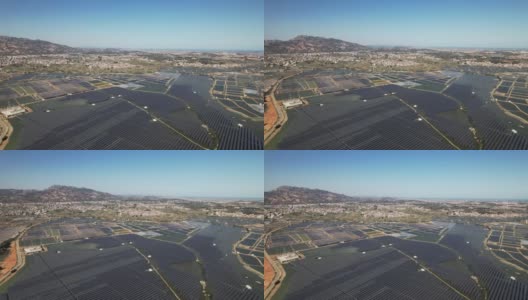 从空中俯瞰水中宏伟的太阳能发电厂高清在线视频素材下载
