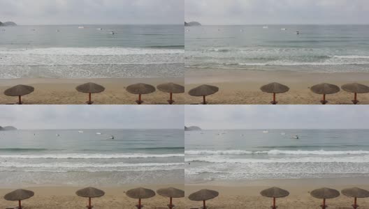 三亚海滩风光:岛屿、船、浪声、伞高清在线视频素材下载