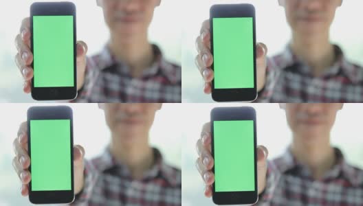 男人用智能手机显示内容高清在线视频素材下载