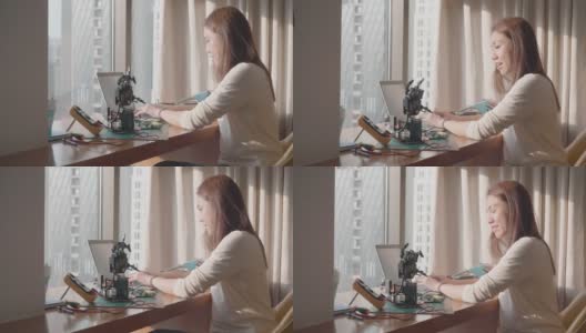 女工程师在她的家庭办公室测试机械臂设备高清在线视频素材下载