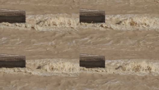 水在混凝土上猛烈地流动。高清在线视频素材下载