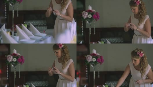 中镜头，一个年轻女子在为婚宴准备餐桌高清在线视频素材下载