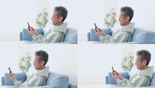 一位老人在用他的智能手机打电话高清在线视频素材下载