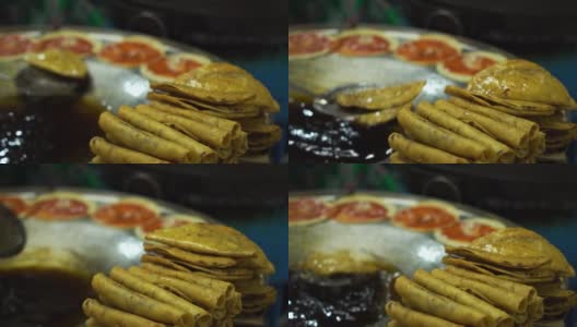 墨西哥，一名妇女在油桶盖上自制玉米饼高清在线视频素材下载