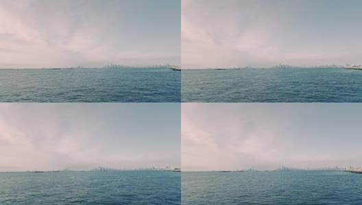 纽约布鲁克林的维拉萨诺海峡大桥上，自由塔和许多船只在曼哈顿天际线的远程风景鸟瞰图。高清在线视频素材下载