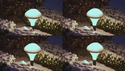 花园灯覆盖着厚厚的一层新鲜的白色蓬松的雪高清在线视频素材下载