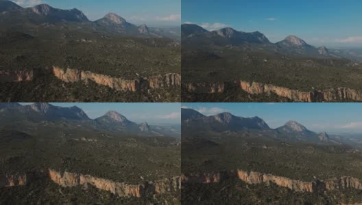 美丽的风景从无人机俯瞰橄榄花园，露营，惊人的石灰岩悬崖岩石墙和背景山。土耳其Geyikbayiri附近的攀岩营地高清在线视频素材下载