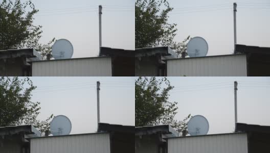屋顶上的卫星碟形天线高清在线视频素材下载