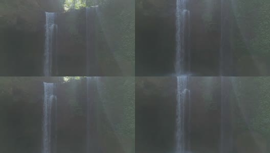 茂密丛林中的慢镜头瀑布高清在线视频素材下载