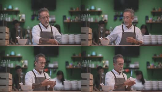 亚洲华裔资深男咖啡师在工作室工作，准备咖啡杯，品尝咖啡样品高清在线视频素材下载