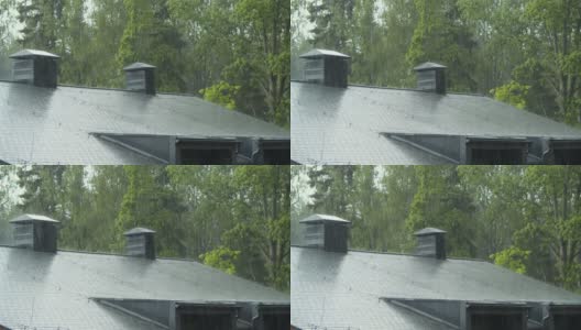大雨倾泻在屋顶上高清在线视频素材下载