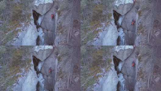 冬季的绳索进入陡峭的冰峡谷高清在线视频素材下载