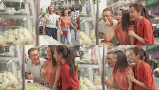 4K一群亚洲人朋友一起走在唐人街寻找街头小吃高清在线视频素材下载