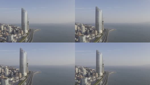 沿海城市的密集建筑和海上高速公路上的交通流量高清在线视频素材下载