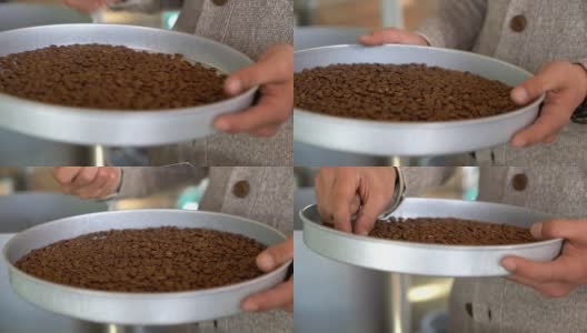 近距离观察一个咖啡豆烘焙机高清在线视频素材下载