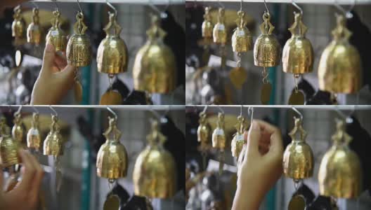 一名泰国游客在纪念品商店选购铃铛。高清在线视频素材下载