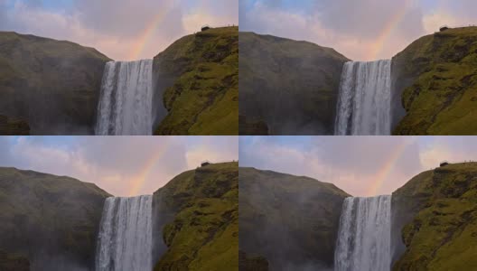 游客在冰岛欣赏Skogafoss瀑布高清在线视频素材下载