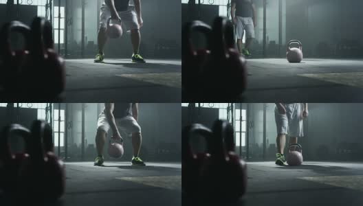 男人在健身房用平底壶做运动高清在线视频素材下载