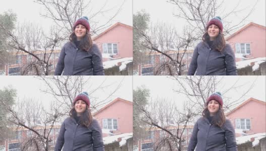 快乐的年轻女子在外面下雪时大笑高清在线视频素材下载
