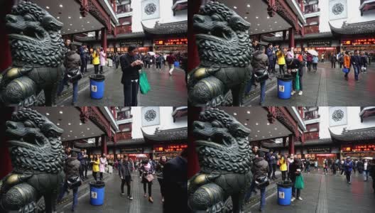人们在中国上海著名的城隍庙老街吃零食高清在线视频素材下载