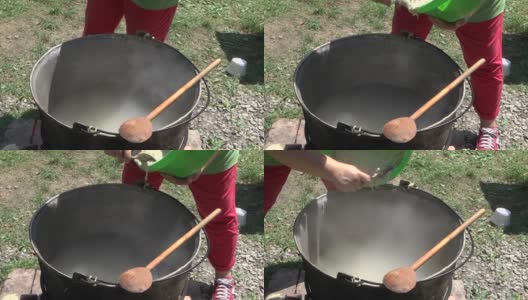 厨师用勺子从绿色的塑料包面中取出面团，把它做成饺子扔进炉子上煮着的锅里，然后放进92b高清在线视频素材下载