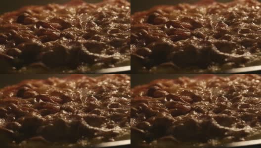 意大利腊肠披萨，在家里融化奶酪，在烤箱里烤。高清在线视频素材下载
