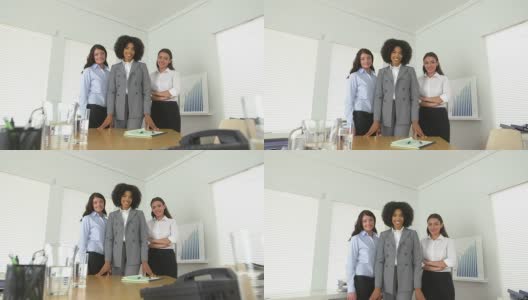 三位商务女性微笑地站在办公室里高清在线视频素材下载