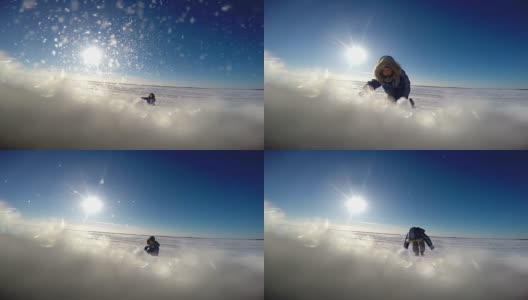 在无尽的极地沙漠上，小极地探险家爬到摄像机前高清在线视频素材下载