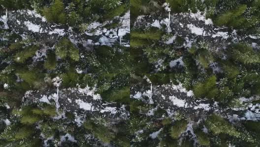 雪冻河瀑布常绿森林森林从上到下鸟瞰图高清在线视频素材下载