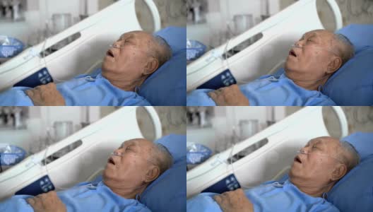 侧视图灰白头发的老年男性病人正在医院睡觉高清在线视频素材下载