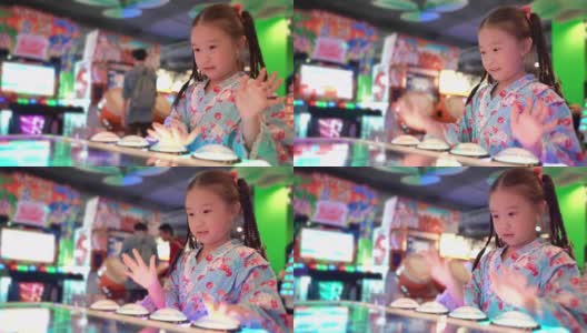 亚洲小女孩在游戏中心玩游戏高清在线视频素材下载