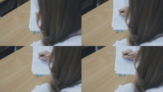 一个学生上课时在笔记本上记笔记高清在线视频素材下载