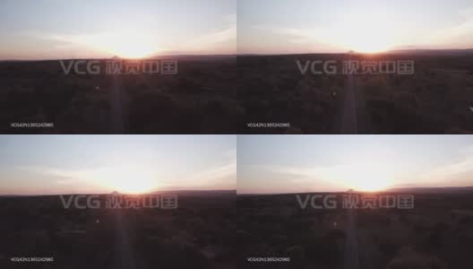 鸟瞰图，日落时分，一辆汽车在巴西Maranh?o州的跨亚马逊高速公路上快速行驶高清在线视频素材下载