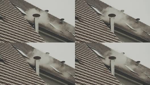 屋顶烟囱冒烟高清在线视频素材下载