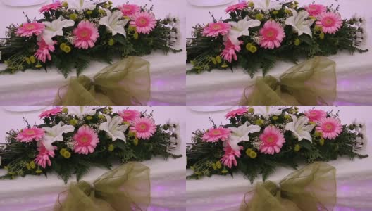婚礼当天餐桌上美丽的鲜花。高清在线视频素材下载